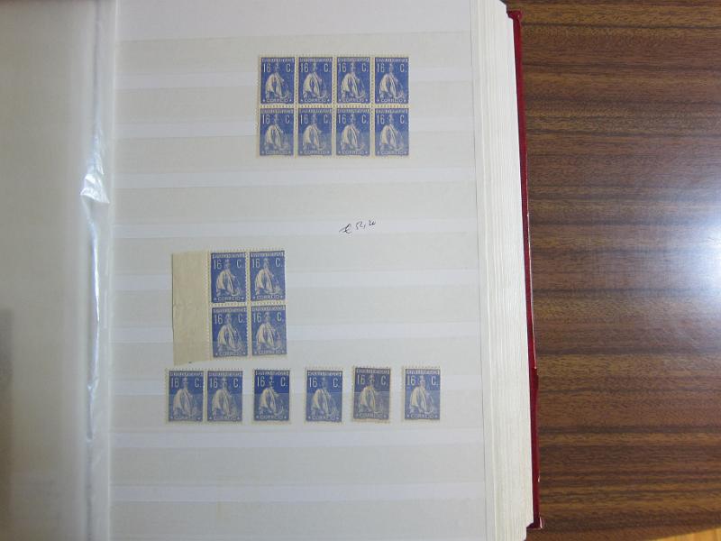 0007 (19).JPG -     Lote:    7      Ceres      Lotes Especiais       Descrição:         1924/26 &mdash; Ceres. Novas taxas e cores. Colecção em classificador, com selos novos e usados, simples e em múltiplos. Série em quadras, Variedades de clichés e erros. Inclui 7 provas e 37 exemplares, entre cartas e postais ilustrados, em todas as taxas, com excepção dos valores de 10E e 20E. 95% dos selos novos em excelente estado sem sinal de charneira. Todas as cartas de grande qualidade e em bom estado de conservação. Acompanham muitos desenhos de autoria de Eduardo Silva. Valor de catálogo dos selos novos de &euro; 32.000,00.        Lote       Valor Base:     &euro; 8.000,00     Valor Venda:     &euro; 8.000,00     